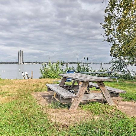Spacious Kemah Clear Lake Home With Porch And Fire Pit Exterior photo