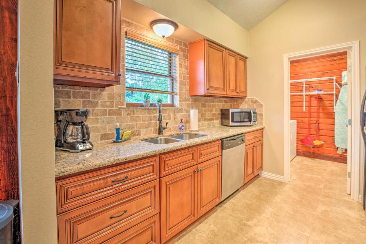 Spacious Kemah Clear Lake Home With Porch And Fire Pit Exterior photo
