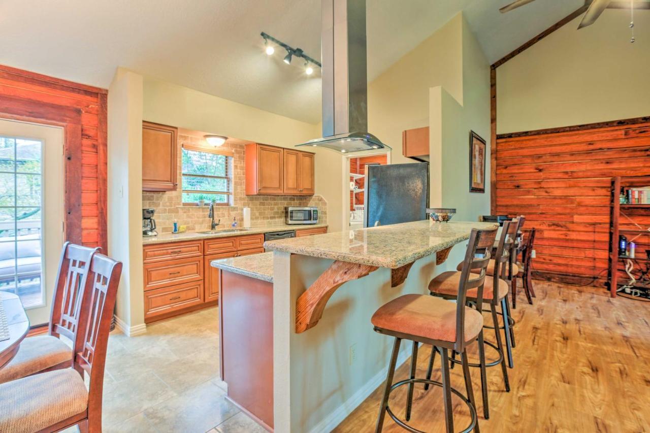 Spacious Kemah Clear Lake Home With Porch And Fire Pit Exterior photo