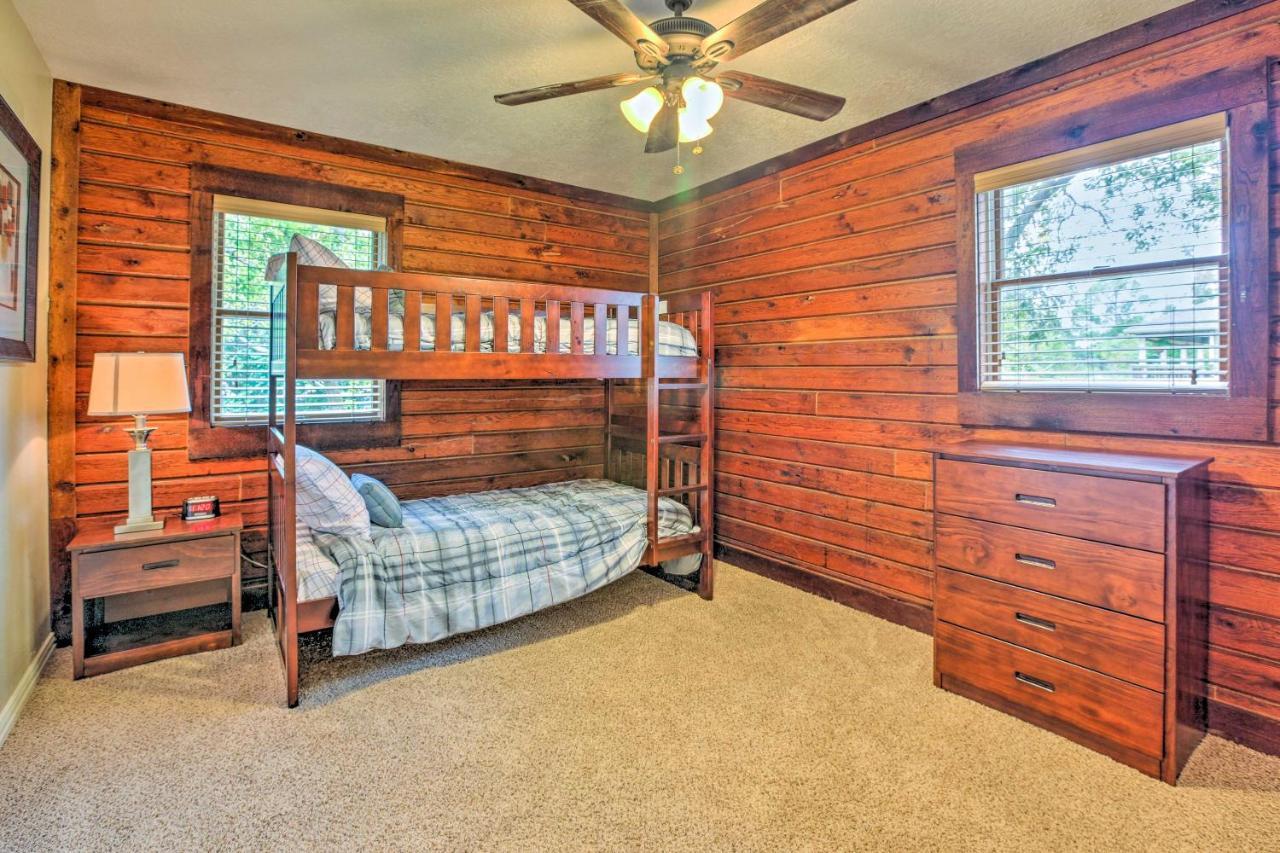 Spacious Kemah Clear Lake Home With Porch And Fire Pit Exterior photo