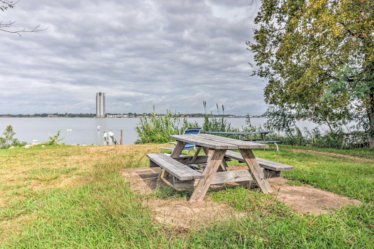 Spacious Kemah Clear Lake Home With Porch And Fire Pit Exterior photo