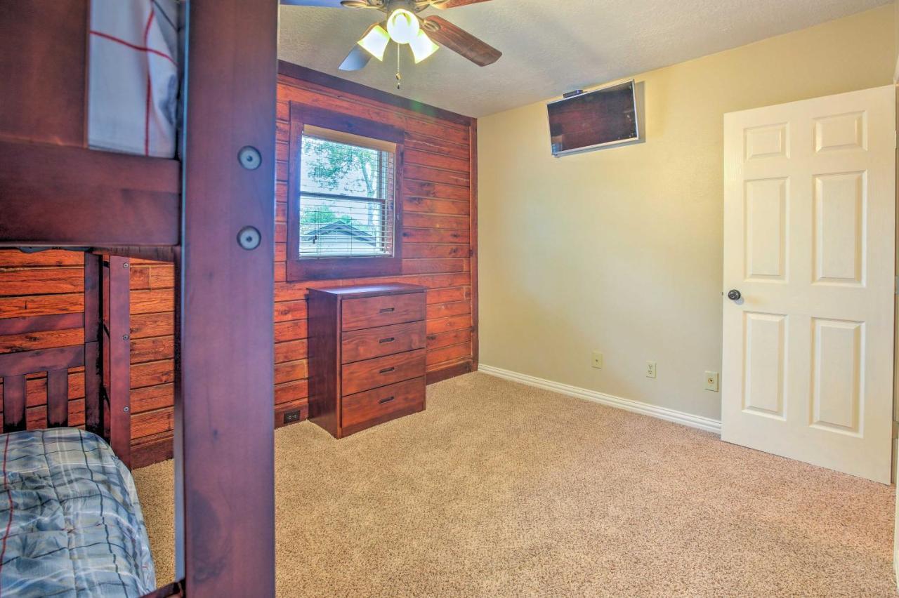 Spacious Kemah Clear Lake Home With Porch And Fire Pit Exterior photo