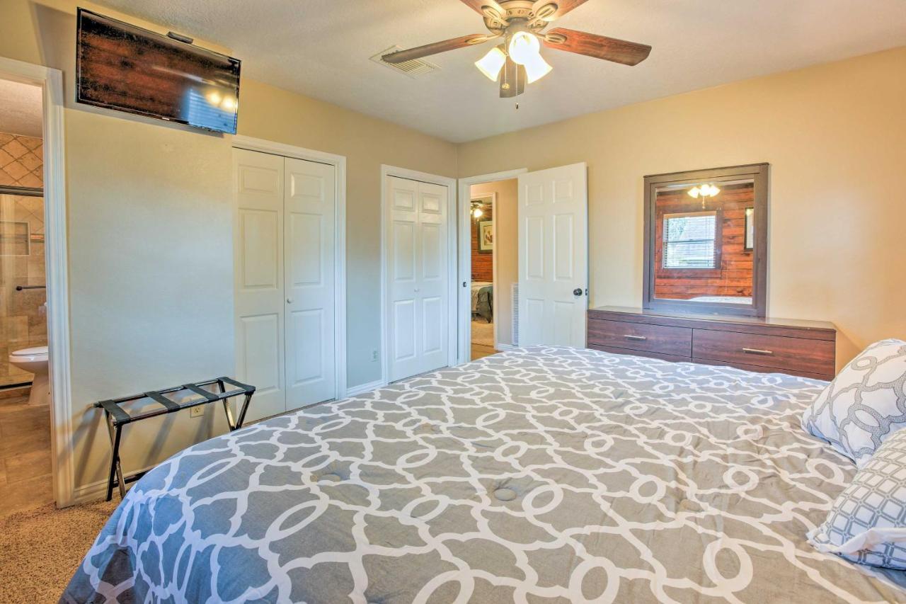 Spacious Kemah Clear Lake Home With Porch And Fire Pit Exterior photo